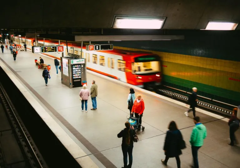 Panduan Menggunakan metroMarkus Spiske | Pexels