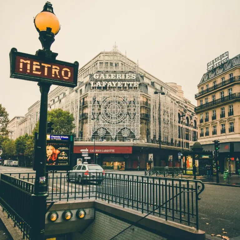 Panduan menggunakan metro parisMargerrette | Pexels