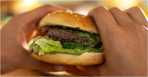 image for article Makan Burger Mengurangi Usia Hidup Hingga 36 Menit, Waduh!