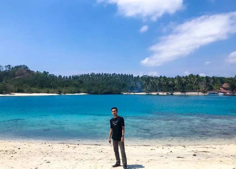 Pantai Pulau Tanjung Putus di Lampung