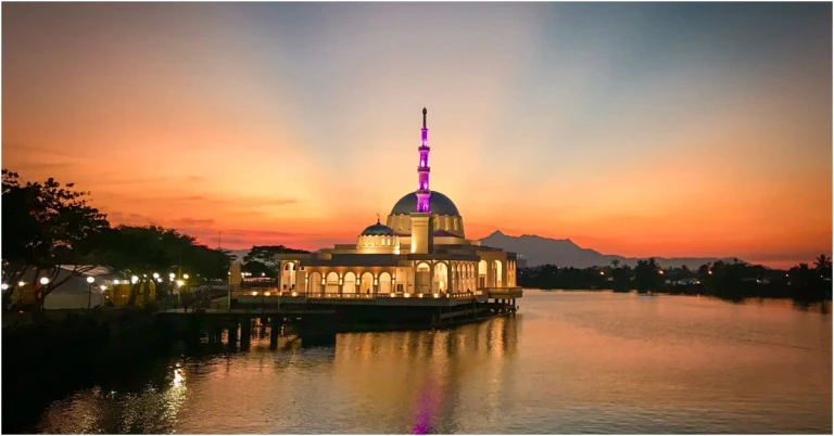 Kuching waterfront | tempat wisata di Kuching