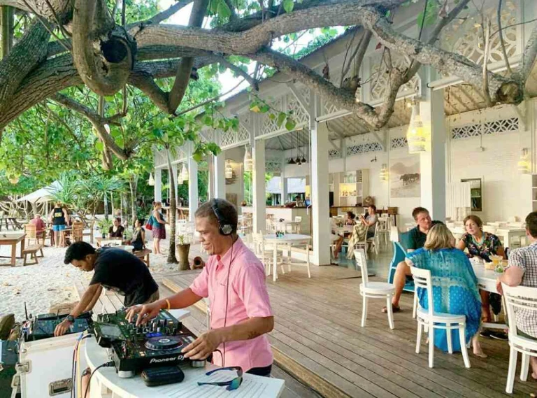 Laut Biru Bar &amp; Restaurant | kafe di lombok