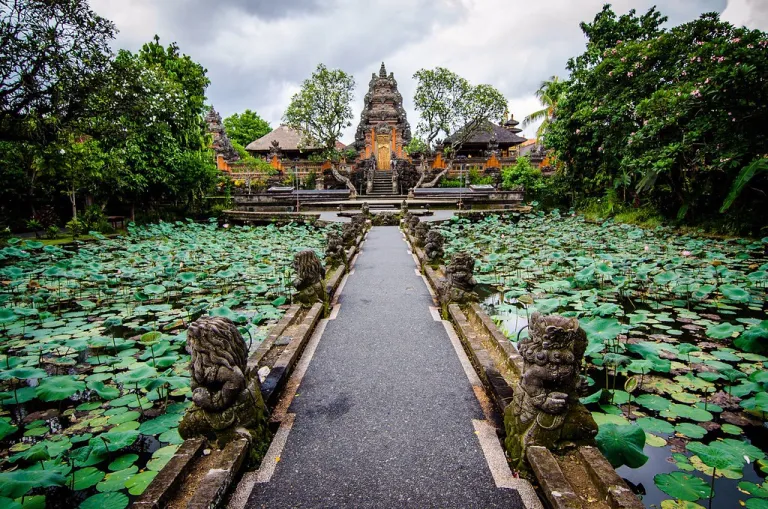 Gambar 5. Explore Bali&rsquo;s Temples in the Rain