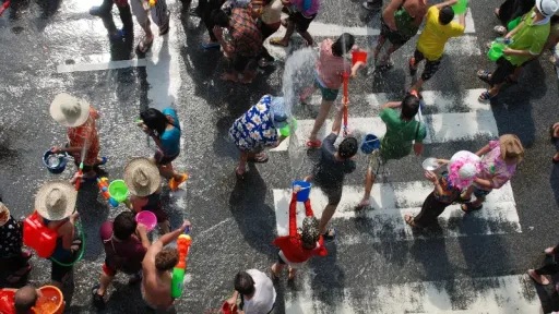 image for article Merayakan Festival Songkran di Thailand Pertama Kali? Cek Dulu Panduannya Sebelum Berangkat!