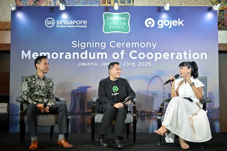 Gambar Juliana Kua, Asst Executive STB dan Shobhit Singhal, COO Gojek di Penandatanganan MOC STB x Gojek 2025-03