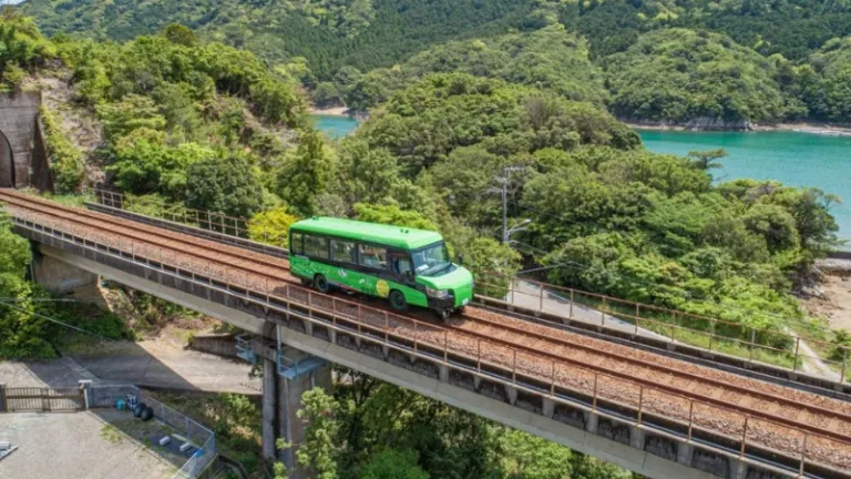 Menjelajahi Shikoku di Musim Semi Dengan Bus-Kereta Hibrida Pertama di Jepang