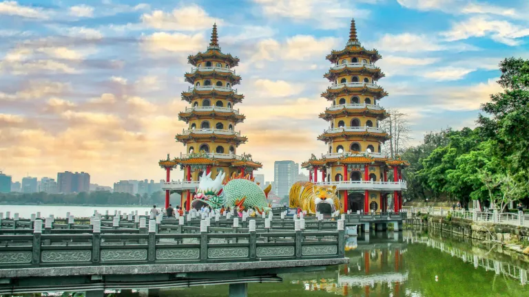 Wisata Kaohsiung Taiwan - Dragon and Tiger Pagodas