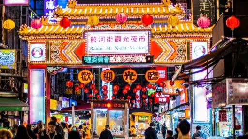 image for article Explore Pasar Malam di Taiwan: Tempat Makan, Belanja & Nongkrong Asik!