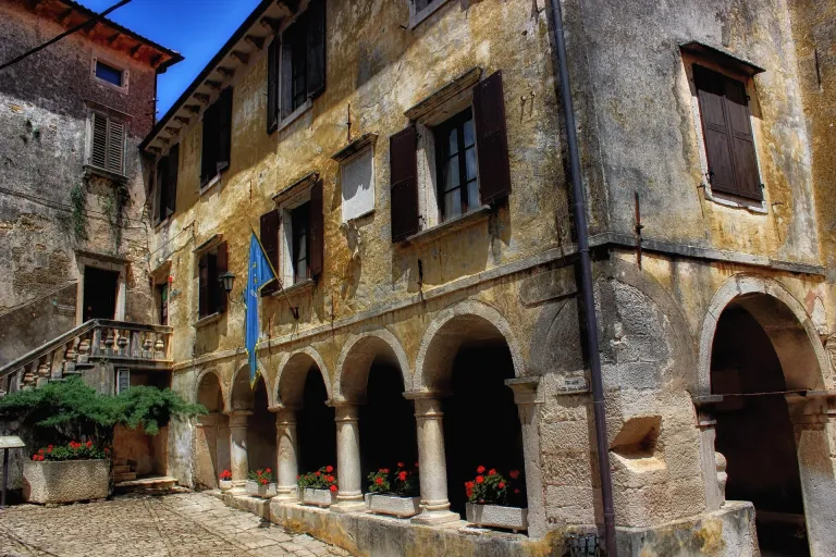 Wisata Groznjan Kroasia - Town Loggia