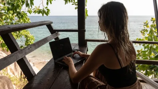 image for article 10 Gadget Wajib untuk Digital Nomad di Tahun 2025