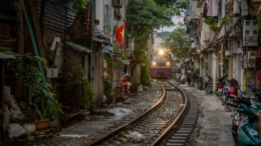 image for article Kafe Unik di Hanoi Train Street: Sensasi Minum Kopi Dekat Rel Kereta