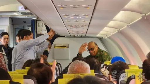 image for article Presiden Singapura Tertangkap Kamera Naik Pesawat Budget Scoot, Disambut Tepuk Tangan Meriah