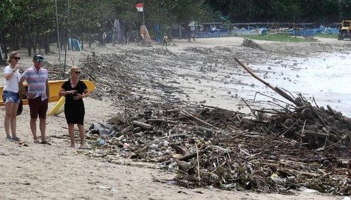 image for article Dipenuhi Sampah, Pantai Kuta Ditutup Untuk Sementara