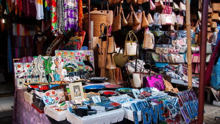 Tempat Belanja Oleh-oleh Murah Bali - Pasar Seni Kuta
