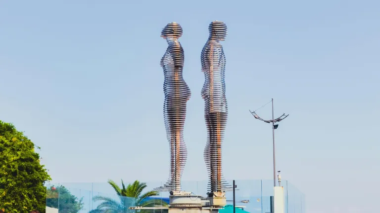 Wisata Georgia - Ali &amp; Nino Statue
