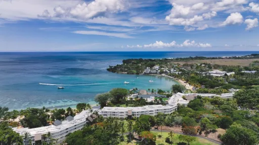 image for article 10 Hotel Lampung Pemandangan Laut Paling Memukau dengan Akses Langsung ke Pantai