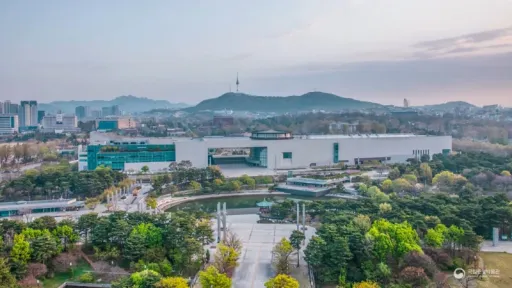 image for article Galeri Seni Islam Pertama Hadir di Seoul: Destinasi Baru Wajib Kunjung untuk Wisatawan Muslim!