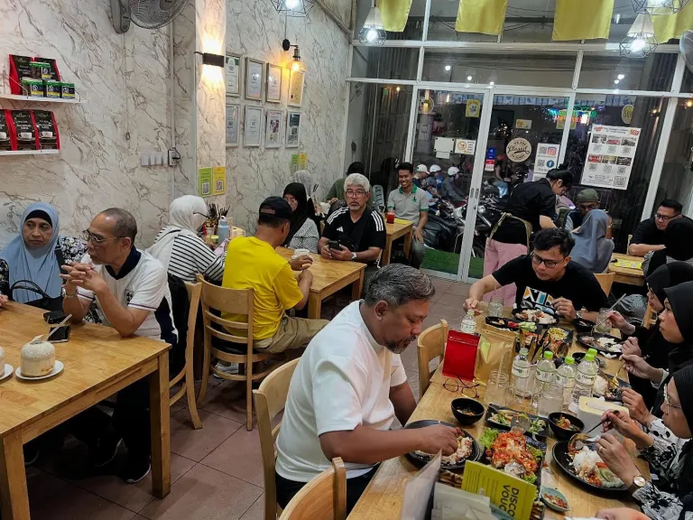 Pho Halal Ho Chi Minh, Vietnam - The Daun Restaurant