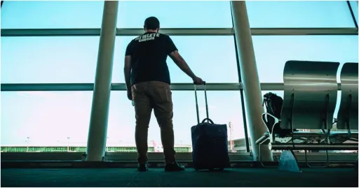 image for article Aturan Membawa Barang Berharga ke Pesawat 2026: Panduan Aman Agar Tidak Hilang