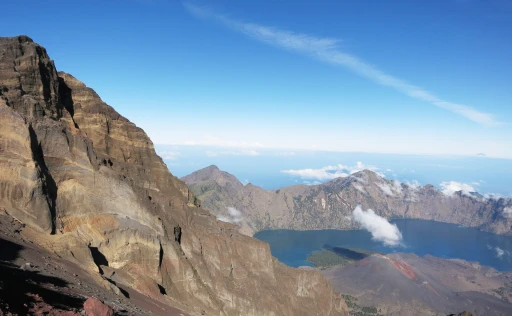 image for article Pendakian Gunung Rinjani Ditutup Setahun Pasca-Gempa 7 SR