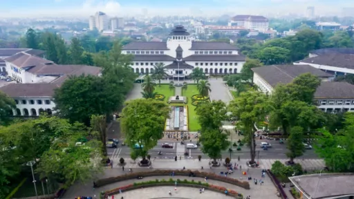 image for article Cheat Sheet Liburan ke Bandung: Panduan Lengkap Hotel, Kuliner, dan Wisata Paling Hits!