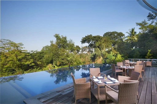 image for article Di Bawah 500 Ribu, Inilah 5 Hotel Di Bandung Dengan Infinity Pool Yang Keren