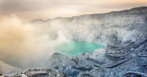 image for article Kawah Ijen Ditutup Sementara Karena Mengeluarkan Gas Beracun