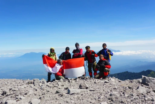 image for article 17 Alasan Mengapa Liburan di Indonesia Buang-Buang Uang Saja!