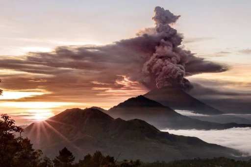 image for article Bandara Bali Tutup & Penerbangan Dibatalkan Karena Erupsi Gunung Agung