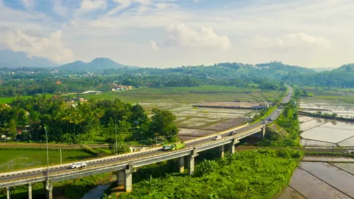 image for article Mudik Pakai Mobil Listrik di 2026, Berikut Daftar Rest Area Dengan SPKLU di Tol Trans Jawa