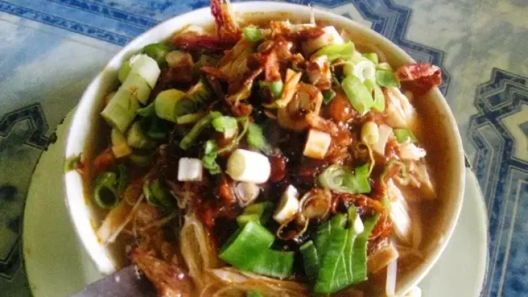 Tempat Makan Legendaris Tegal - Warung Makan Sauto Sedap Malam Pak Daan Jenggot