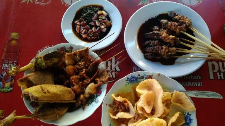 Tempat Makan Legendaris Tegal - Kupat Blengong Minato