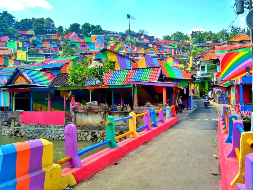 image for article Kampung Pelangi di Semarang yang Cantik dan Instagrammable Banget