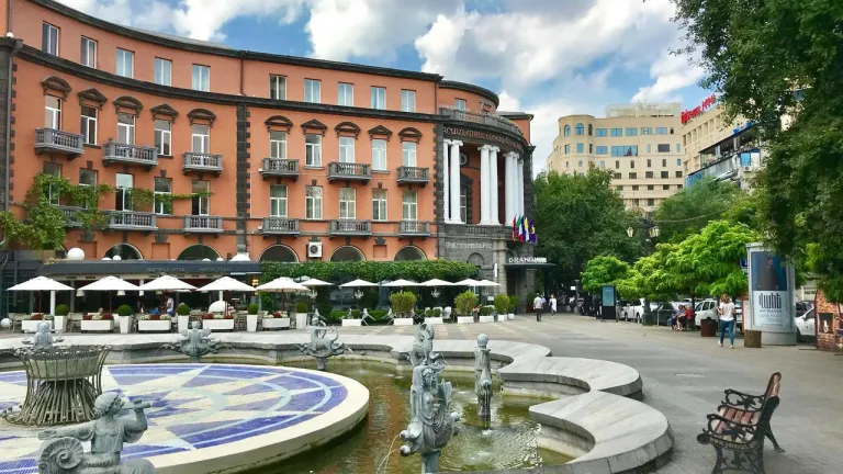 Wisata Yerevan Armenia - Charles Aznavour Square
