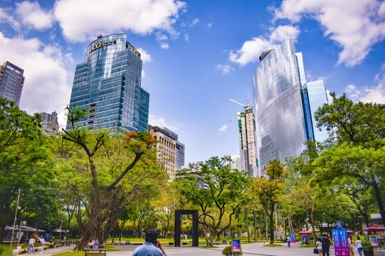 Wisata Gratis Manila Filipina - Ayala Triangle Gardens