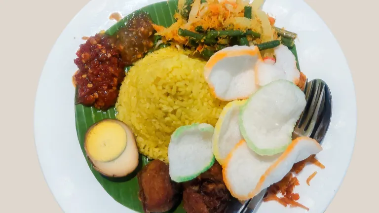 Tempat Makan Halal 24 Jam Semarang - Nasi Kuning Pasundan
