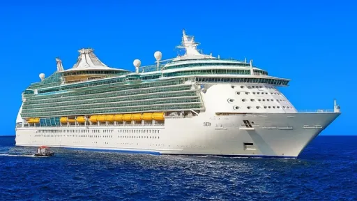 image for article Rekomendasi 3 Cruise dari Singapura untuk Liburan Keluarga Anti Mainstream