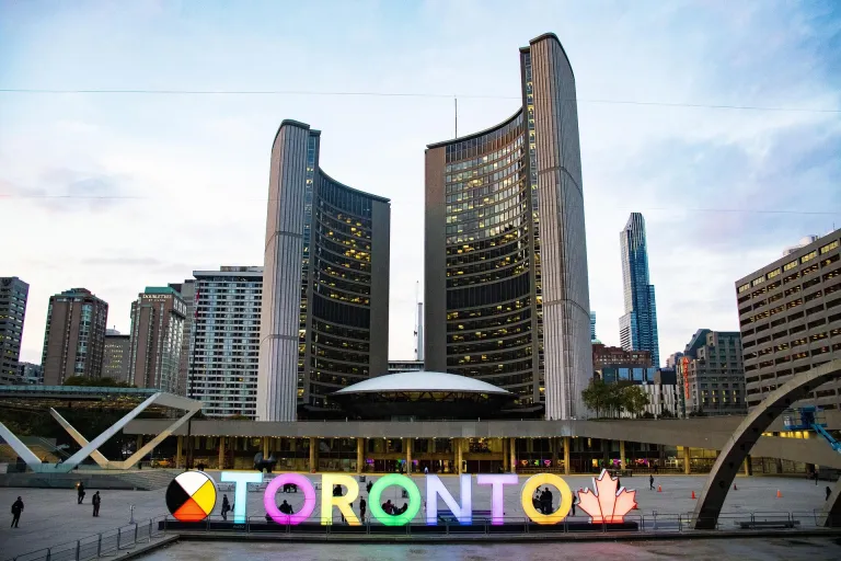 Wisata Toronto, Kanada - Nathan Phillips Square