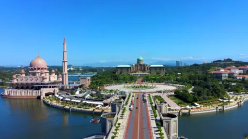 image for article Liburan ke Putrajaya Malaysia: Spot Estetik dan Kuliner Viral yang Wajib Kamu Coba