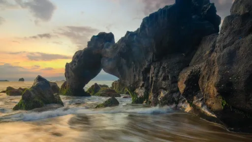 image for article 10 Pantai Indah di Sukabumi Untuk Liburan Akhir Pekan