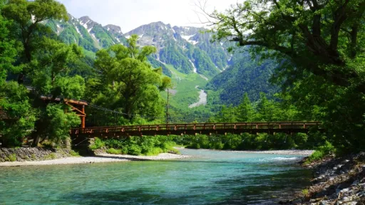 image for article Musim Hujan di Jepang? Ini Destinasi Wisata Paling Indah yang Bisa Kamu Kunjungi