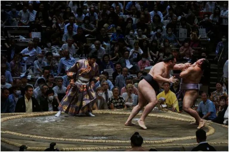 menonton sumo di jepang