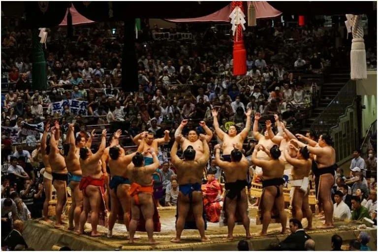 menonton sumo di jepang