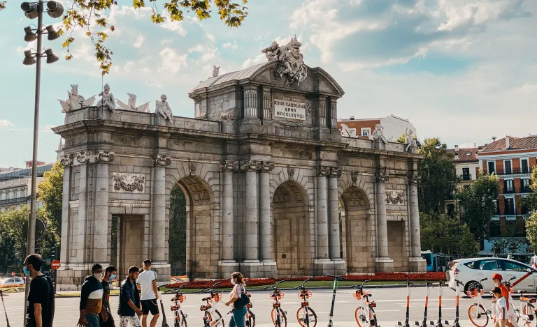 Wisata Madrid Spanyol - Puerta de Alcalá