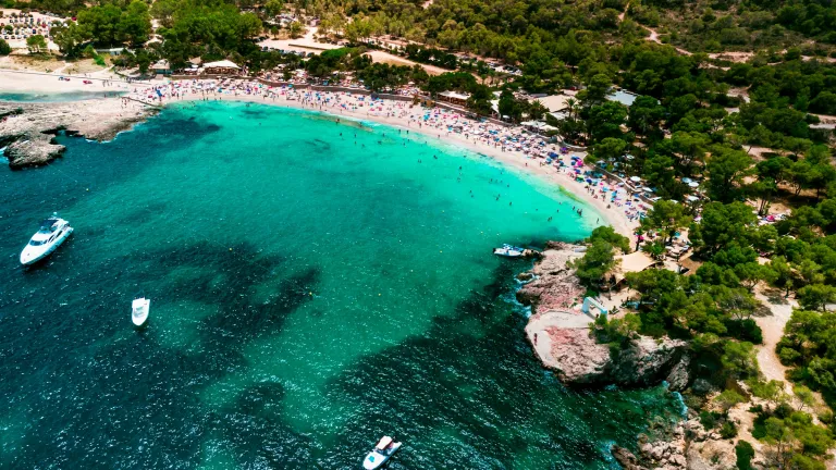 Wisata Ibiza Spanyol - Cala Bassa