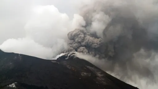 image for article Abu Vulkanik Gunung Anak Krakatau Sampai Jakarta, Ini Panduan dan Tips Aman Untuk Wisatawan