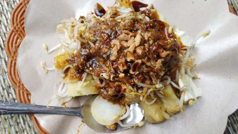 Tempat Makan Legendaris Garut - Kupat Tahu Gunung Lumbung