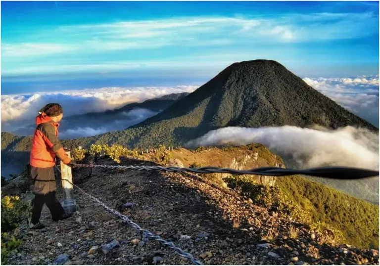 gunung dekat jakarta