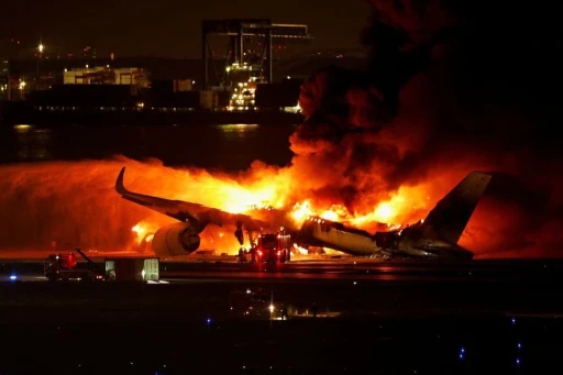 image for article Pesawat Japan Airlines Terbakar di Bandara Haneda Tokyo, Korban 5 Orang Meninggal