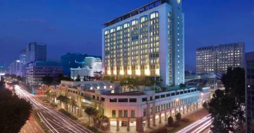 image for article Kehujanan Saat Liburan, Hotel Bintang 5 Di Singapura Ini Tawarkan Menginap Gratis